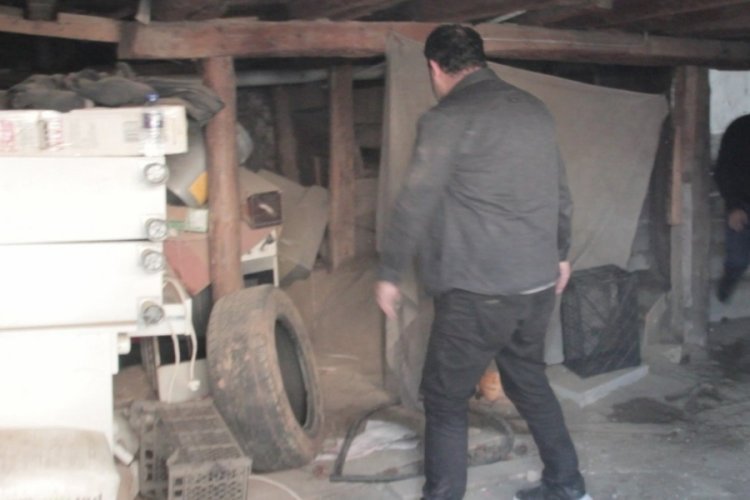 Define için tünel kazan şahsı, evinden gelen kötü koku yakalattı