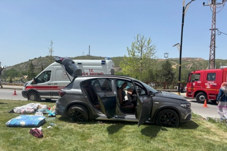 Sivas'ta iki otomobil çarpıştı: 6 yaralı