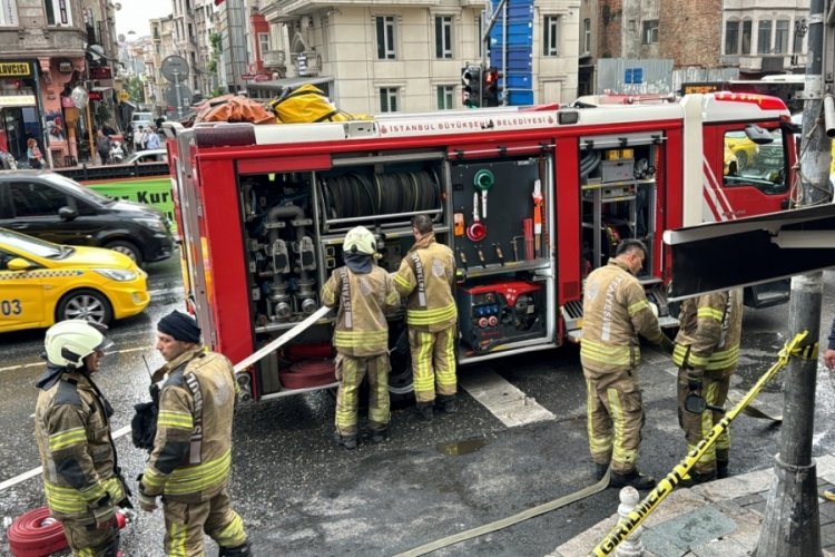 6 katlı binada yangın paniği: Mahsur kalan 2 kişi kurtarıldı