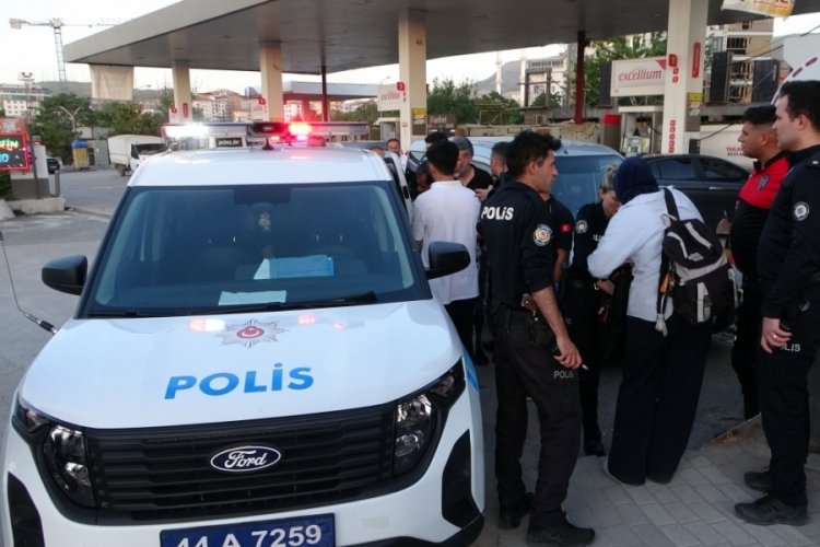 Malatya'da otobüste tartışan 2 kadın indikleri durakta birbirlerini bıçakla yaraladı
