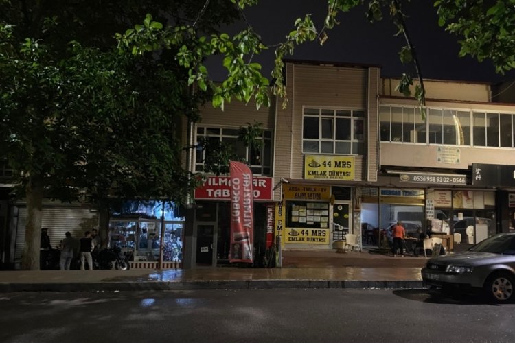 İş yerinde unutulup kapı üstüne kilitlenince çareyi camda aradı, düşerek ağır yaralandı