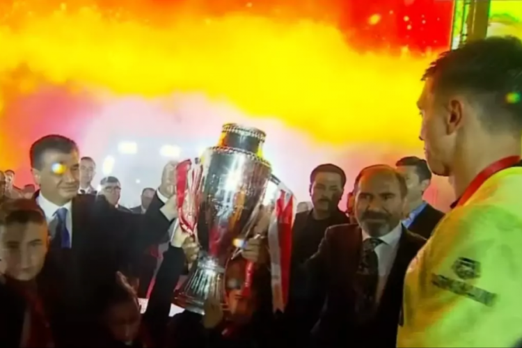Şampiyonluk kupasını neden Mecnun Otyakmaz verdi?
