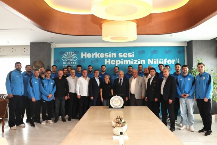 Hentbolcular başarılarını Başkan Şadi Özdemir'le paylaştı