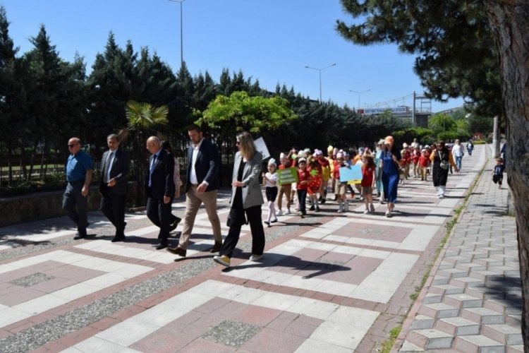 Bursa'da ilkokul öğrencilerinden sağlıklı yaşam için anlamlı yürüyüş!