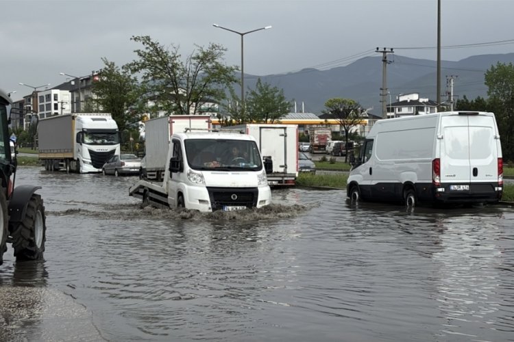 Sağanak ve fırtına hayatı felç etti: Yollar göle döndü