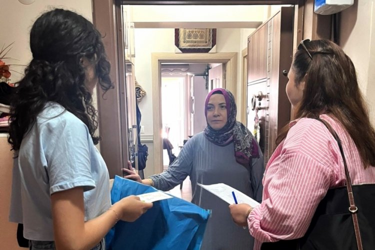 Bursa'da öğrenciler kapı kapı dolaşılarak halka çevre bilinci kazandırıyor