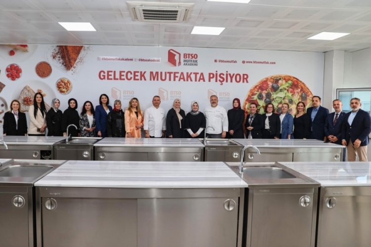 Bursa protokolünün eşleri BTSO Mutfak Akademi'ye katıldı