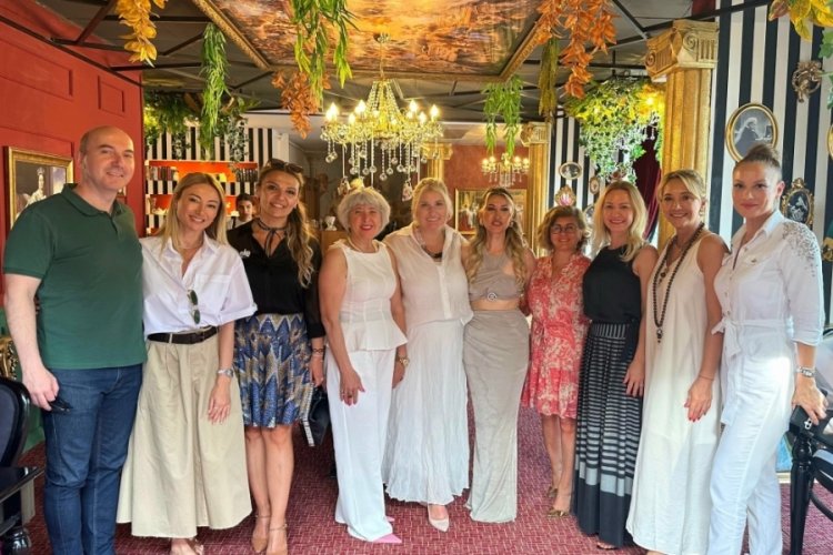 Victoria Art Cafe, Sanatseverle buluştu