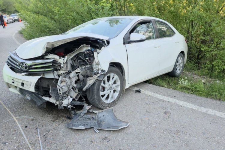 Bursa'da 2 otomobil çarpıştı: 3 yaralı