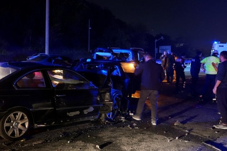 Gece yarısı 5 araçlı zincirleme trafik kazası: 7 yaralı