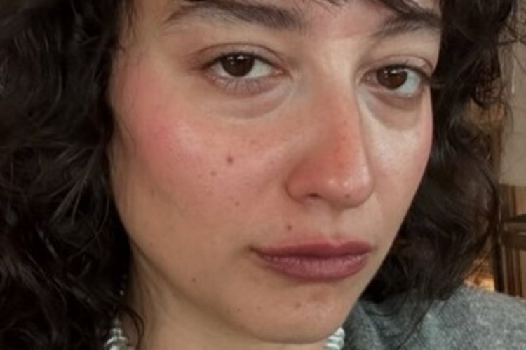 Melike Şahin'den doğal poz