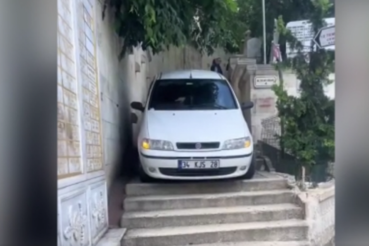 Sürücü otomobiliyle merdivenlerden böyle inmeye çalıştı