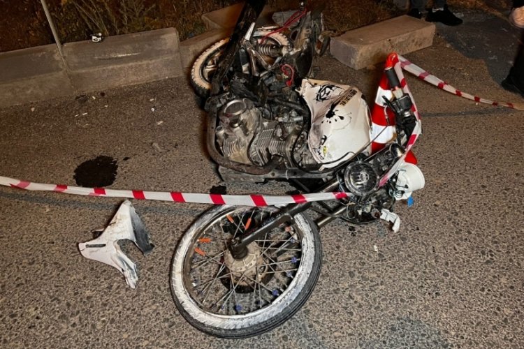 Kırmızı ışıkta geçen motosiklet sürücüsü minibüse çarptı: 1 ölü