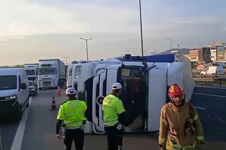 Otoyolda tır devrildi: İstanbul yönünde yoğunluk!