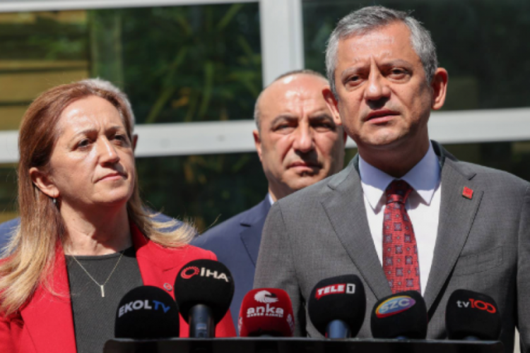 Özgür Özel DİSK'i ziyaret etti: Asgari ücrete ara zam için mücadeleyi büyütmeliyiz
