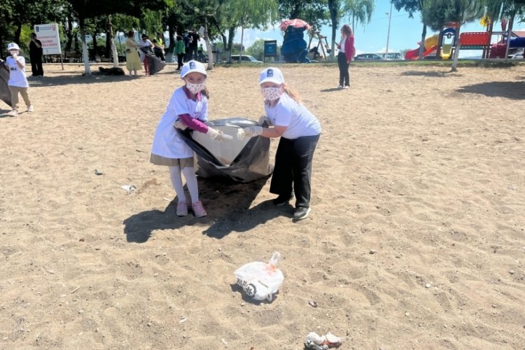 Minik gönüllülerden İznik'te sahil temizliği