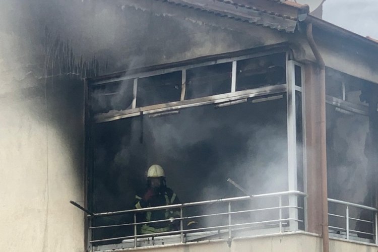 Boşandığı eşine kızıp evini yaktı