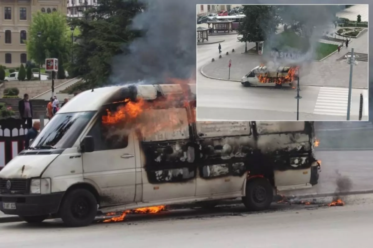 Öfkeli vatandaş, denetim sırasında benzin dökerek aracını ateşe verdi