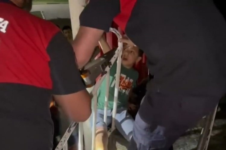 Parkta ayağı oyun grubu demirlerine sıkışan çocuk, itfaiye ekiplerince kurtarıldı