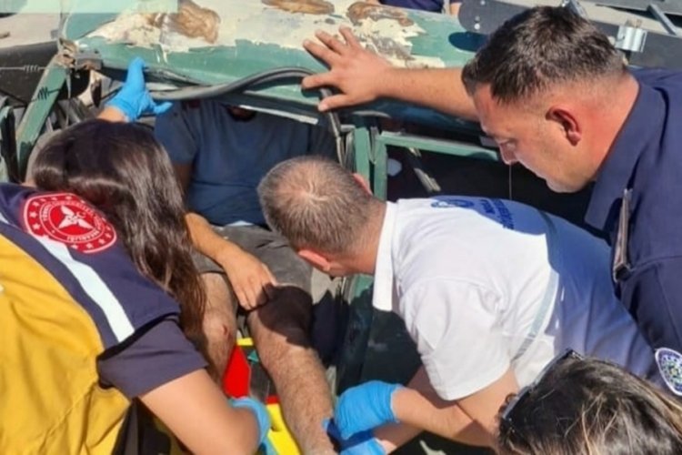 Araçta sıkışan vatandaşı itfaiye ekipleri kurtardı