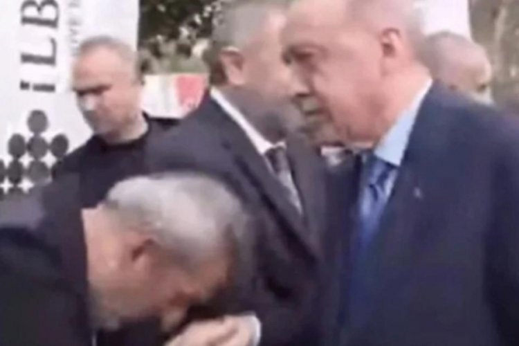 Cumhurbaşkanı Erdoğan'ın elini öptü! O anlar sosyal medyada gündem oldu
