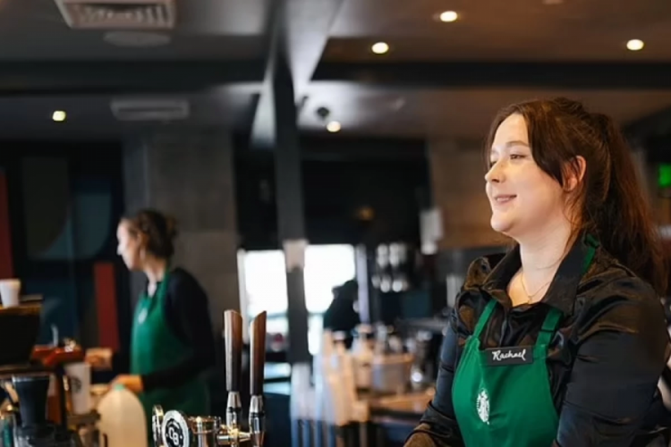 Dev kahve zinciri bu kez barista değil pilot arıyor: Vereceği maaş dudak uçuklattı