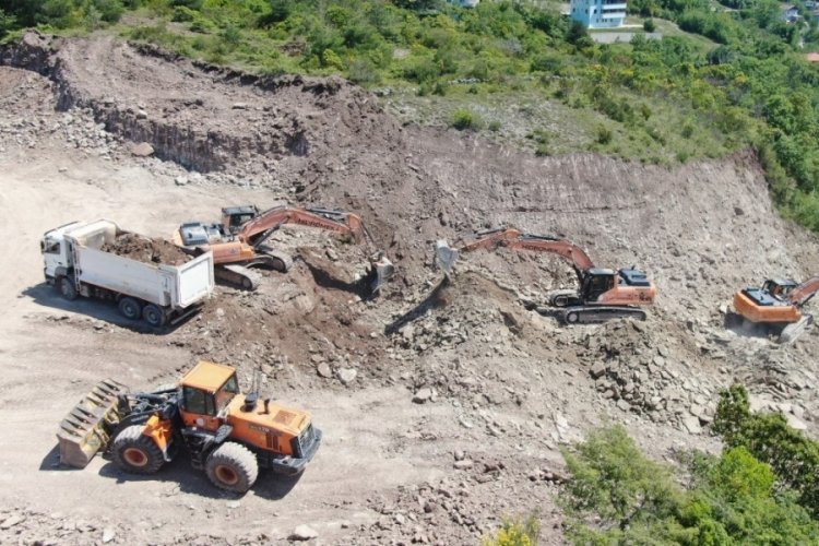 Kastamonu'da heyelan: Yoldan kopan kütle, denizle birleşti