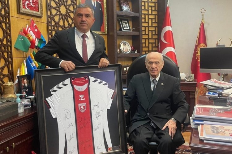 MHP Lideri Bahçeli'ye Samsunspor forması hediye edildi