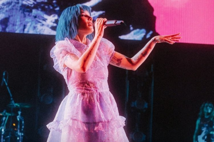 Dünyaca ünlü şarkıcı Halsey Türkiye'ye geliyor