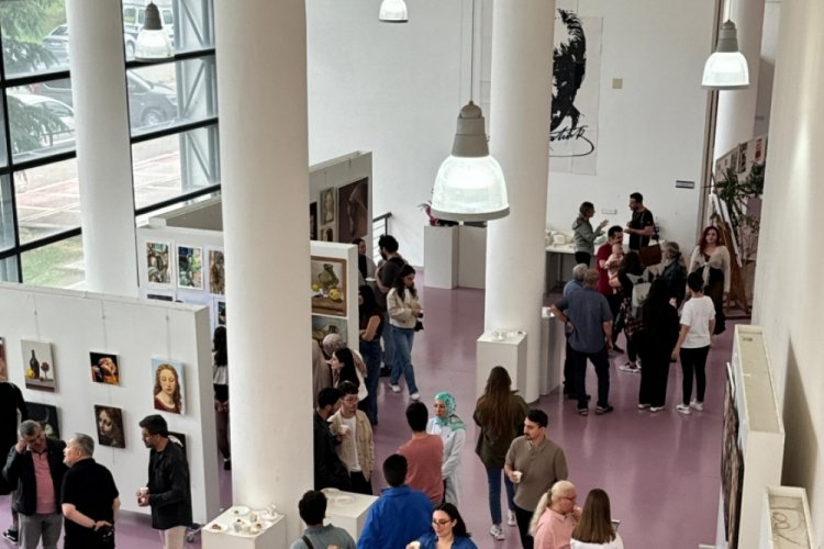 Bursa'da genç sanatçılardan göz kamaştıran sergi!
