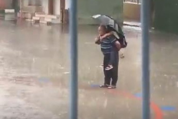Sağanak yağışa aldırış etmedi! Dedeye büyük alkış