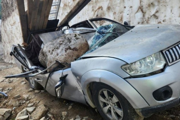 Seyir halindeki kamyonetin üzerine kaya düştü: Ölü ve yaralılar var