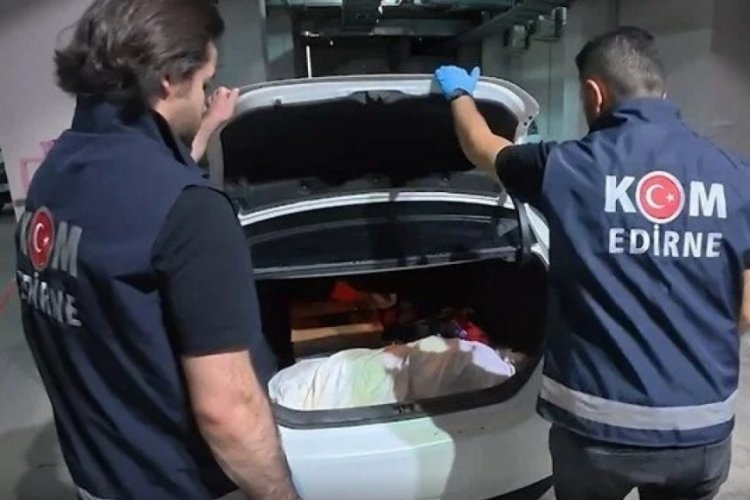 Dönemin en ikonik eserlerinden biri! Bagajdan heykel çıktı
