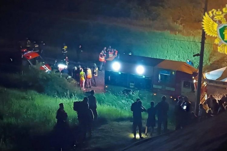 Büyük facia! Otoyol köprüsü yolcu treninin üzerine çöktü