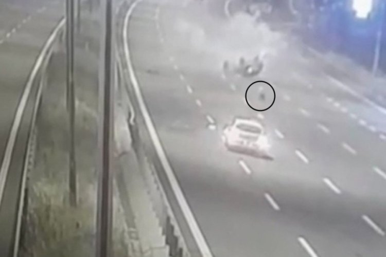 Dehşete düşüren kaza! 9 yaşındaki çocuk yola savruldu