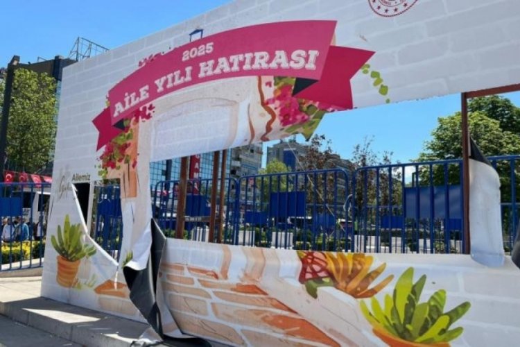 Aile ve Sosyal Hizmetler Bakanlığı yetkilileri panoya zarar veren gençlerle görüştü