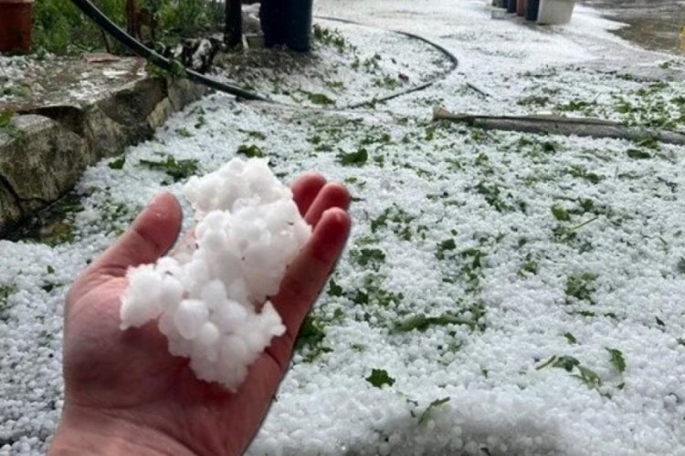 Haziran ayında dolu sürprizi: Her yer beyaza büründü