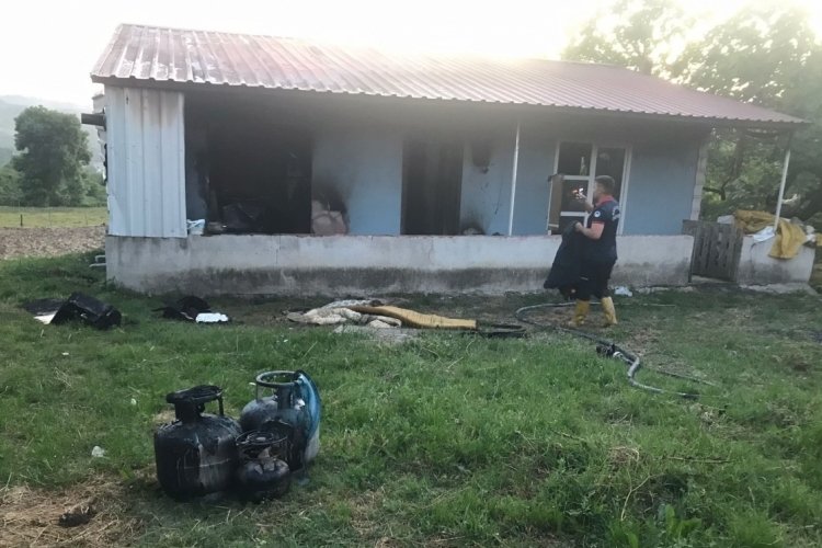 Sevgilisiyle kaldığı evi yaktı, kaçarken kaza yaptı