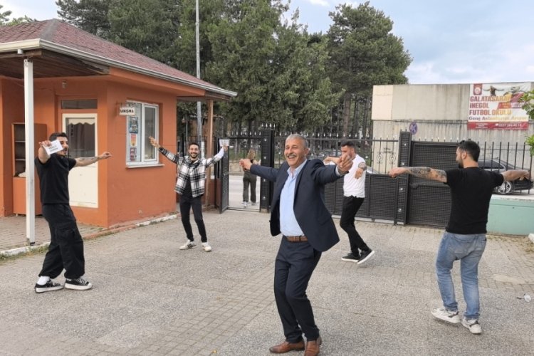 Bursa'da muhtarlığı kazandı, sevincini çiftetelli oynayarak kutladı