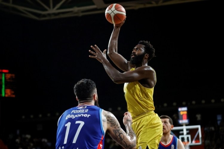 Anadolu Efes yarı finale adını yazdırdı