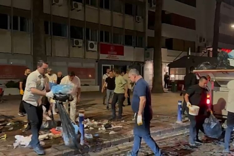 İş başa düştü, biriken çöpleri Başkan Cemil Tugay topladı