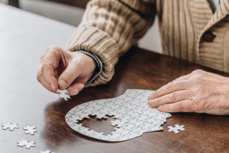Alzheimer'ın yıllar önce kendini belli eden belirtileri tespit edildi!