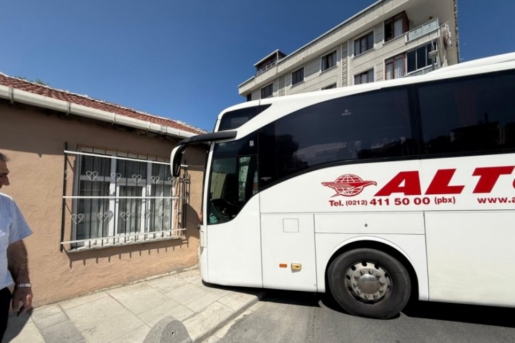 Freni boşalan yolcu otobüsü kayarak gecekonduya çarptı