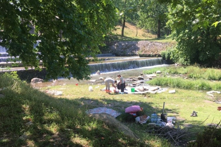Bu görüntüler Bursa'nın göbeğinde! Derede bakın ne yaptılar