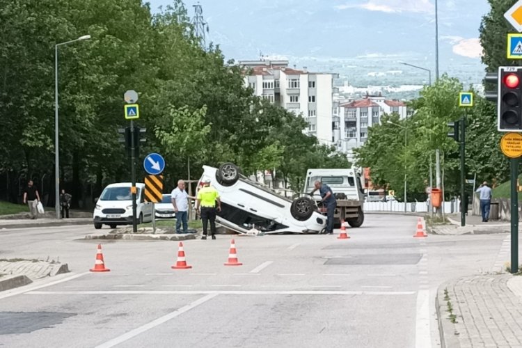 Bursa'da feci kaza! Araçlardan biri takla attı