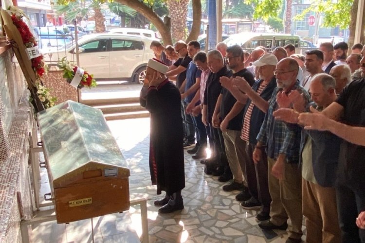 Demet Akalın kuzenini son yolculuğuna uğurladı