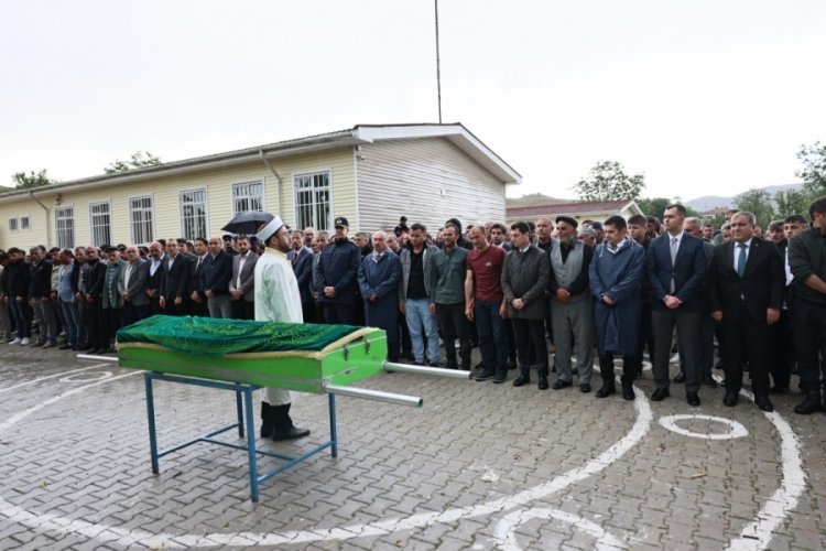 Mersin'de denizde boğulan lise öğrencisi memleketi Çorum'da son yolculuğuna uğurlandı