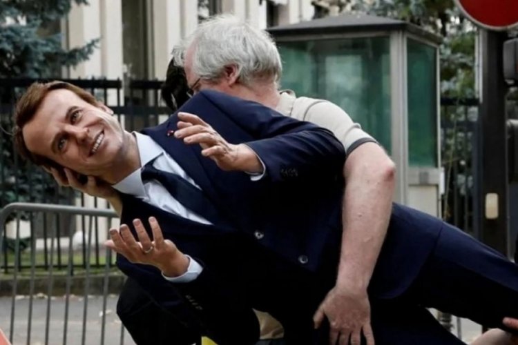 Macron çalındı!