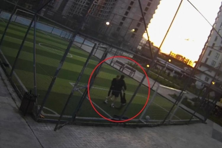 Halı sahada dehşet! Beşik gibi sallayıp fırlattılar