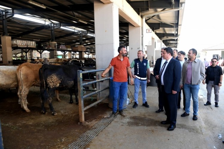 Bursa Osmangazi Belediye Başkanı Aydın'dan kurban pazarına ziyaret!
